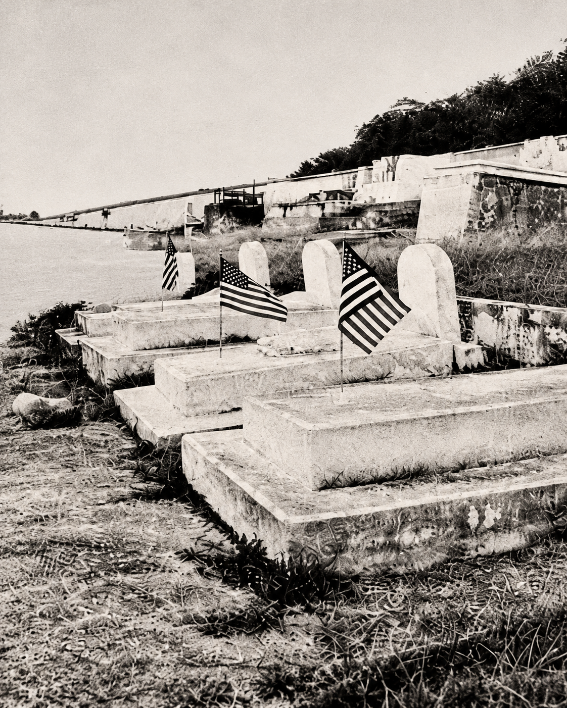 Sailors’ graves — Photograph of the old cemetery, identified by the author as ‘Tumbas marinos’ (sailors’ graves), included alongside her account of an accident that occurred during military maneuvers.