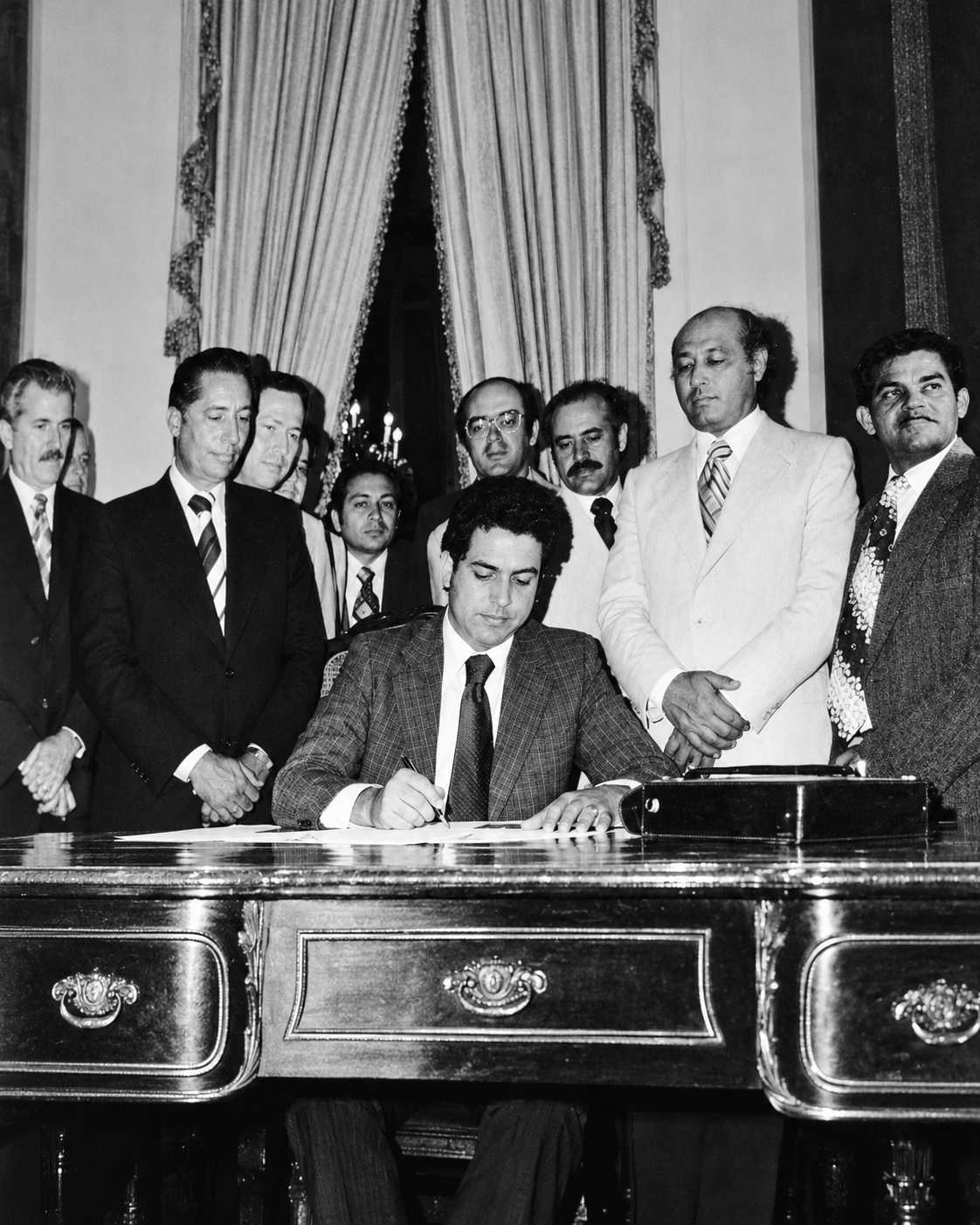 End of Navy weapons training and departure — Historic signing ceremony. Image of an official act linked to decisions of major administrative and political significance in Culebra's history.