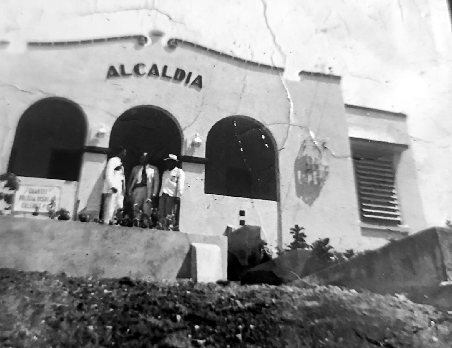 The old Culebra Town Hall, before the front staircase was built. On the left is the sign of the Cuartel de la Policía Insular de Culebra.