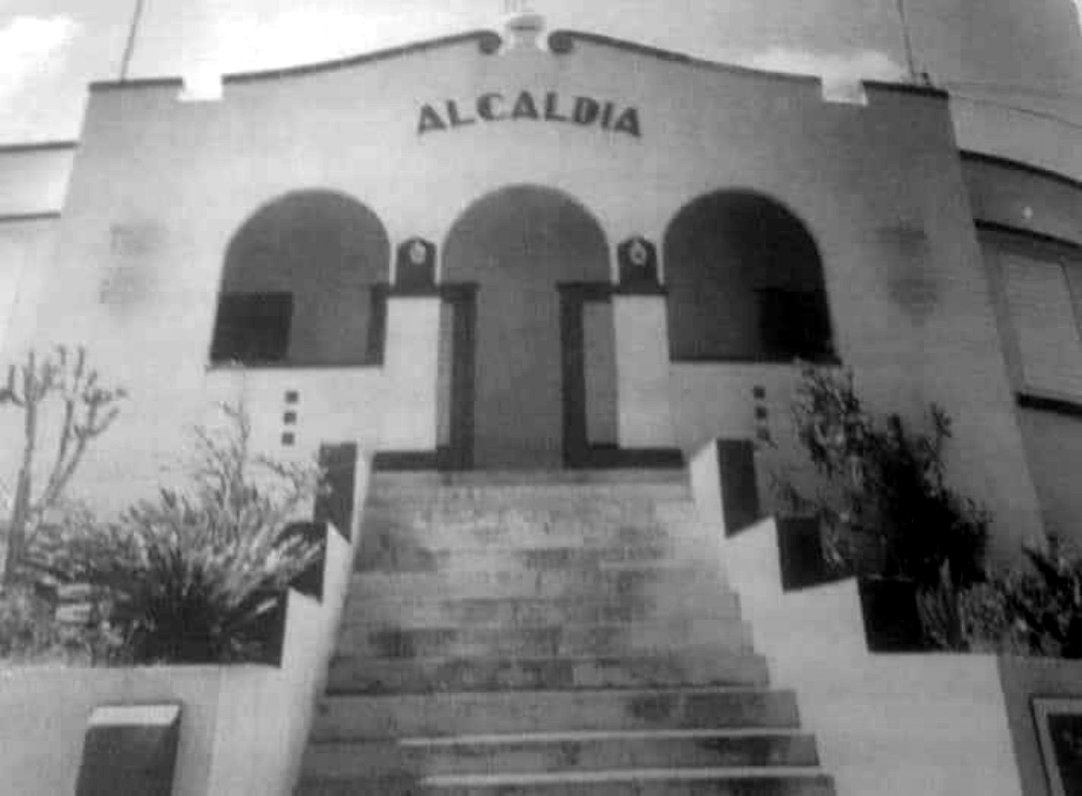 The old Culebra Town Hall, now with its front staircase and its three characteristic arches.